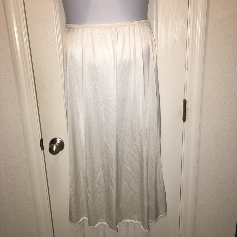 Vintage Vanity Fair super long half slip Medium
